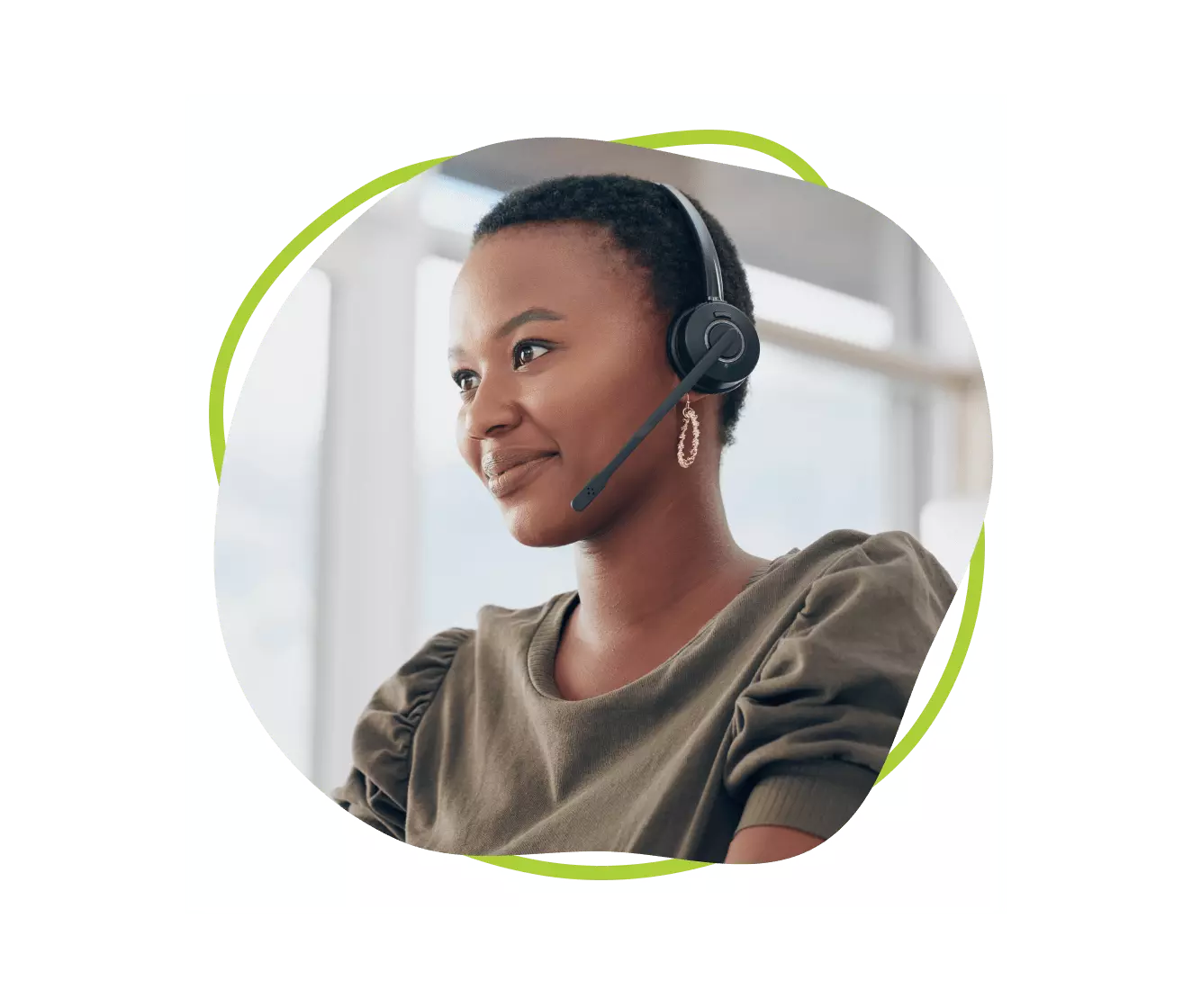 receptionist-with-headphone01@2x